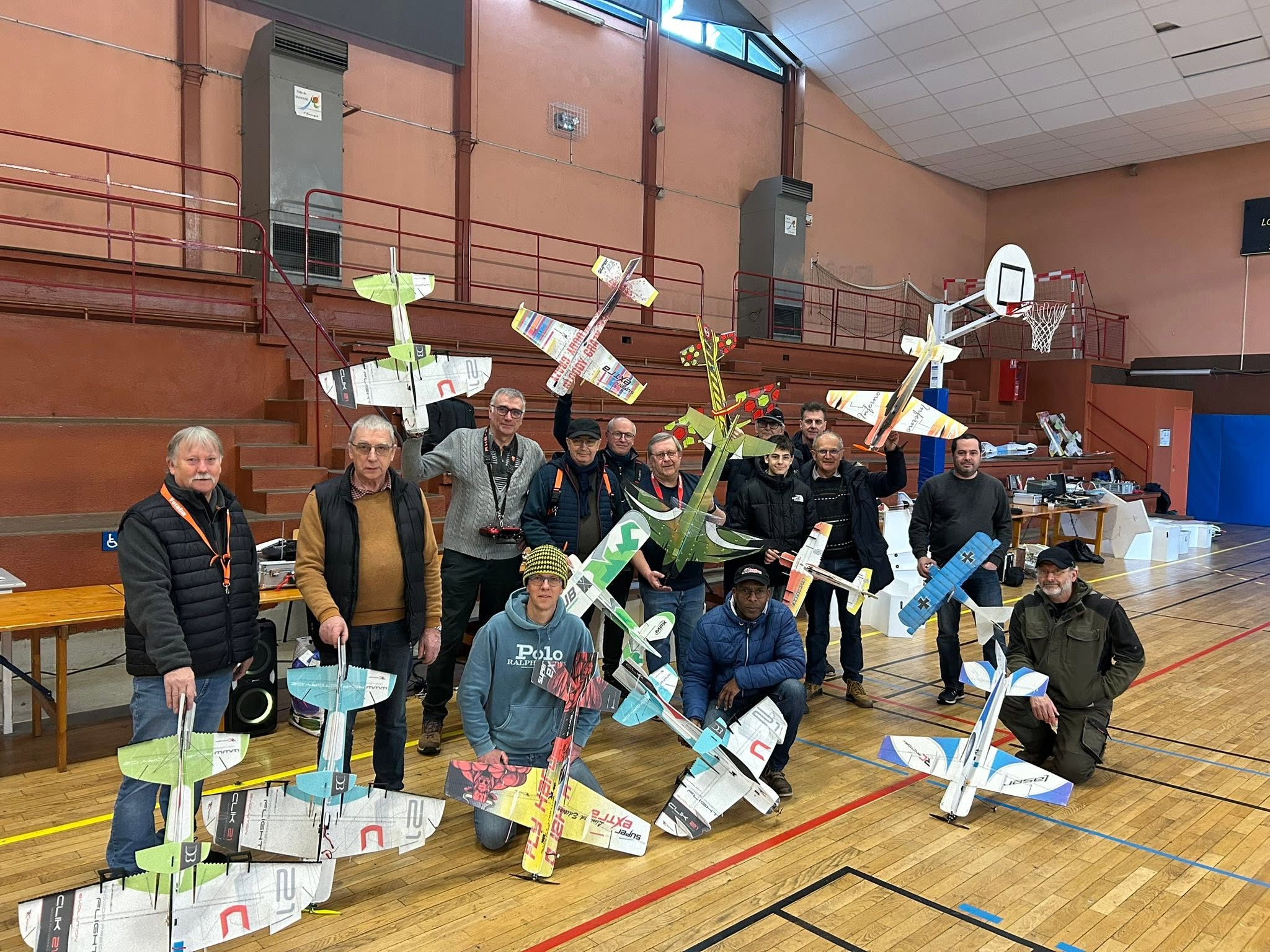 Groupe d’aéromodélistes réunis avec leurs avions indoor