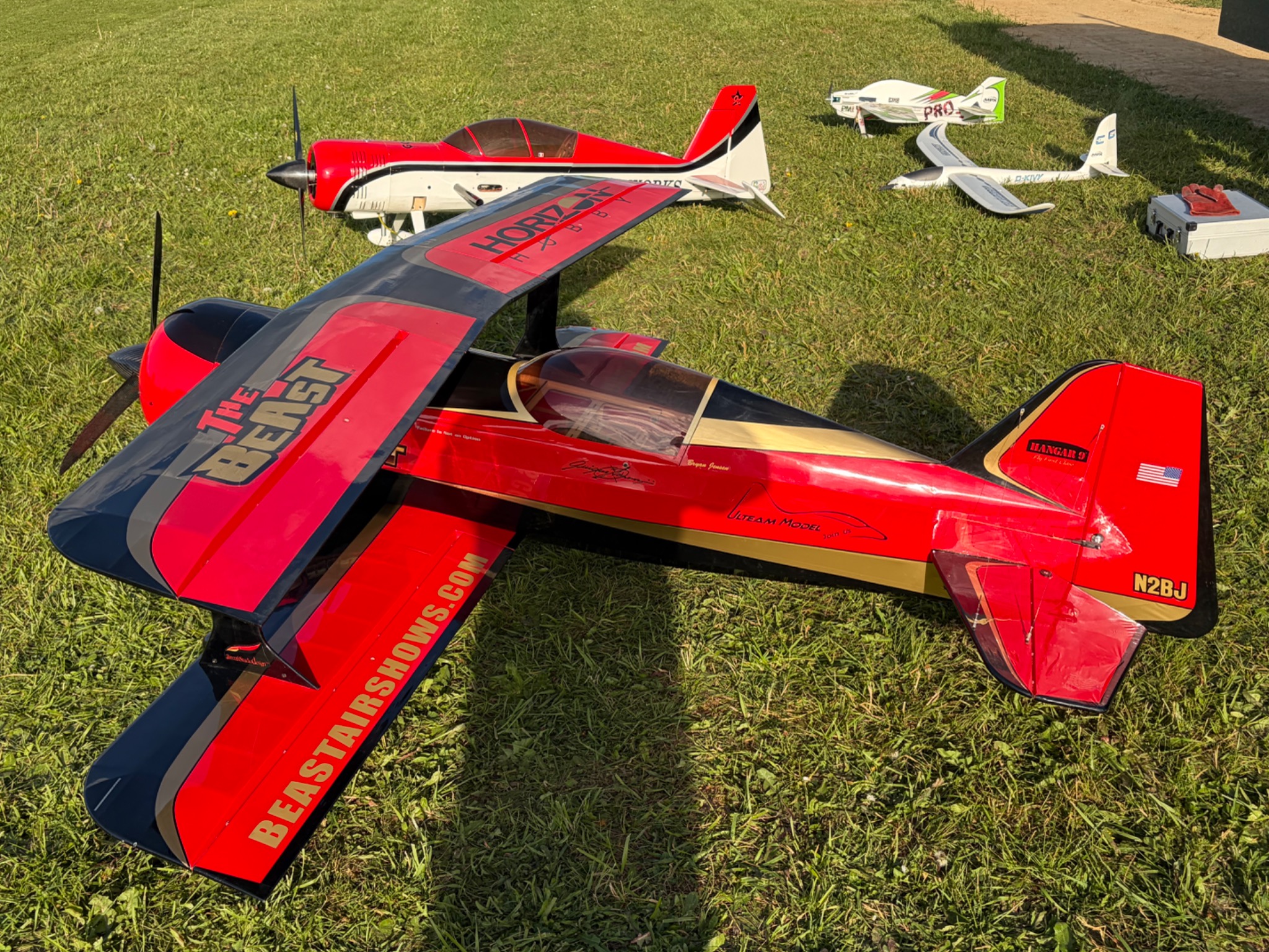 Avion rouge sur le terrain